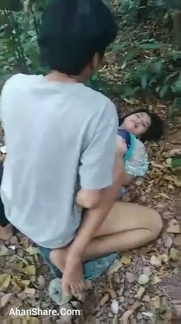 ABG lagi enak enak ngewe disemak semak eh kepergok warga